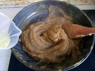 11、枣泥酱心金瓜球,快熬好倒入适量玉米油,搅拌均匀,玉米油融入枣泥里,继续小火熬几分钟即可,盛出晾凉待用(这段时间去做面皮吧)