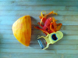 12、枣泥酱心金瓜球,南瓜去皮(这个削皮刀好好用,保留更多的南瓜肉)