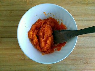 15、枣泥酱心金瓜球,蒸熟的南瓜压成泥