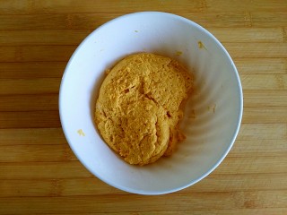 18、枣泥酱心金瓜球,搅拌无干粉成团