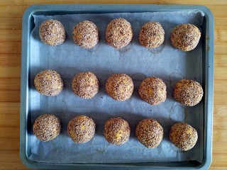 20、枣泥酱心金瓜球,全部做好摆入铺好油纸的烤盘