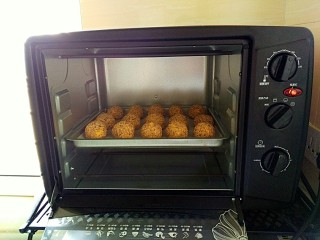 21、枣泥酱心金瓜球,放入预热好的烤箱,中层,180度25分钟