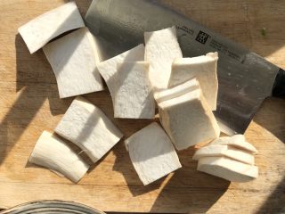 2、酱汁杏鲍菇,杏鲍菇洗净切段以后再切大约半厘米厚的片