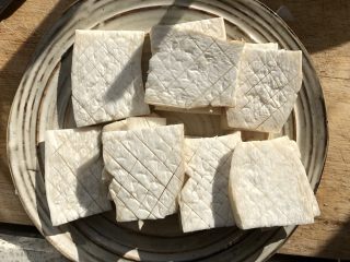 3、酱汁杏鲍菇,再用小刀划斜十字刀，注意不要切断