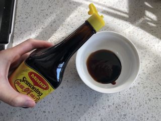 4、酱汁杏鲍菇,蚝油、老抽倒入碗内，加入美极鲜味汁