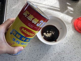 5、酱汁杏鲍菇,再加入美极鲜鸡粉