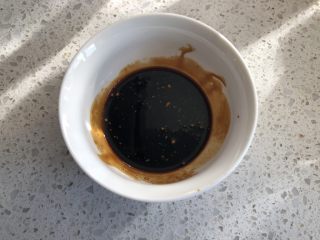 6、酱汁杏鲍菇,加入白砂糖提鲜，搅拌均匀，太浓稠的话可以加一点点清水