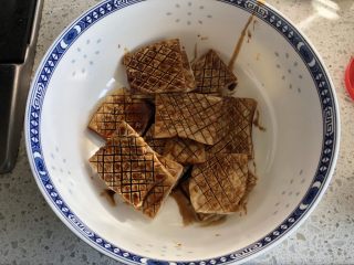 7、酱汁杏鲍菇,把每一片杏鲍菇都放入酱汁里滚一圈均匀沾上酱汁，腌制10分钟