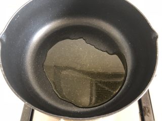 8、酱汁杏鲍菇,锅内加入食用油