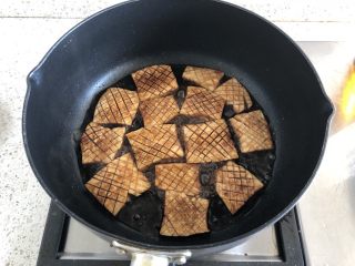 9、酱汁杏鲍菇,油热后放入杏鲍菇中火煎，煎出香味