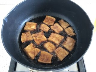 10、酱汁杏鲍菇,然后翻一个面继续煎，最后倒入剩下的酱汁，大火烧开收汁