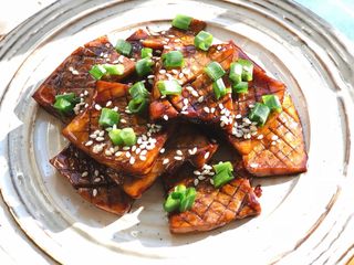 12、酱汁杏鲍菇,撒上葱花和熟白芝麻点缀