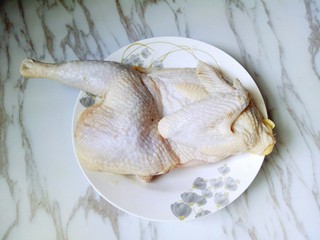 3、养生母鸡汤,半只母鸡，是朋友送的，哈哈，今天去她家玩，她婆婆从乡下带来的，刚好我们去玩，就和她一人半只，特别好，真正的土鸡呦，赞一个。