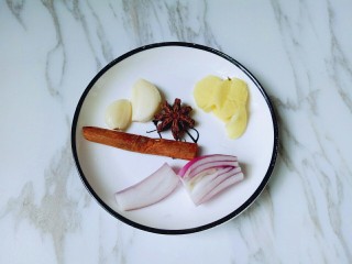5、养生母鸡汤,准备好香料，蒜去皮，姜去皮切片。
