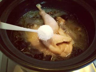 13、养生母鸡汤,再加入盐，白砂糖提鲜。