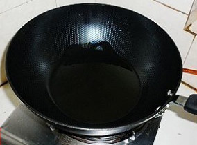 5、飘香鸡肉火锅,打开火,将锅烧热,放入食用油