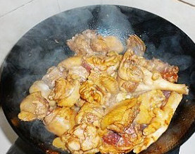 8、飘香鸡肉火锅,加入食盐、白糖、老抽、味极鲜、排骨酱和麻辣酱翻炒均匀