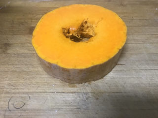 2、南瓜浓汤,准备一块南瓜