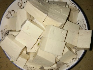 1、白菜豆腐汤,豆腐切块备用
