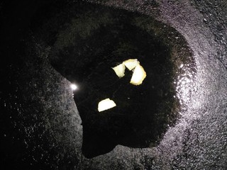 3、白菜豆腐汤,锅里加油下姜片，姜片去寒