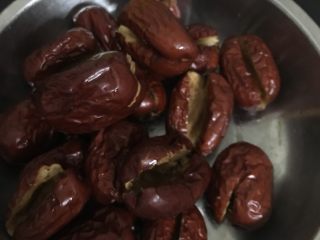 1、心太软（糯米红枣）,红枣一侧剪开，挖出枣核，花生米180度烤10分钟或炒香