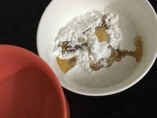 2、心太软（糯米红枣）,糯米粉加水加蜂蜜和成团