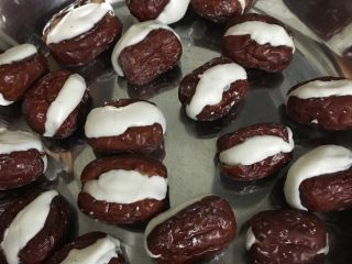 4、心太软（糯米红枣）,放入红枣中间包好，蒸锅加水，蒸大约20分钟