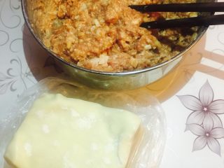 1、羊肉馄饨,羊肉馅儿内加入马蹄碎，葱姜末，料酒，生抽，十三香，盐，香油搅拌均匀。馄饨皮和面时加入适量淀粉一起和面，擀薄切成梯形