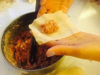 2、羊肉馄饨,如图包馄饨