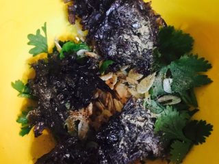 6、羊肉馄饨,根据自己口味，碗中准备好香菜，紫菜，虾皮，盐，白胡椒粉，香油