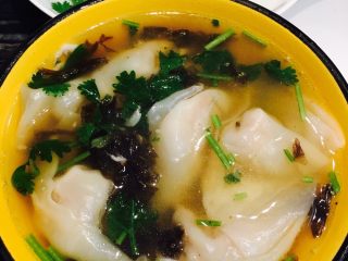 7、羊肉馄饨,水开煮馄饨，开锅即熟，将馄饨和水一起浇入碗中