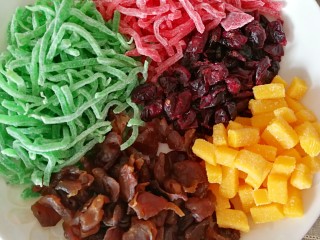 1、八宝饭,蜜饯按大家喜欢的准备