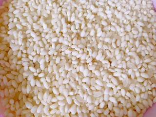 2、八宝饭,糯米洗干净，泡一下，十分钟左右