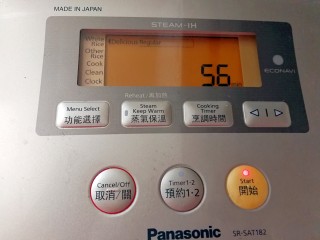 6、八宝饭,糯米泡好后放进电饭锅里煮熟（水要比平时煮饭的水少放）