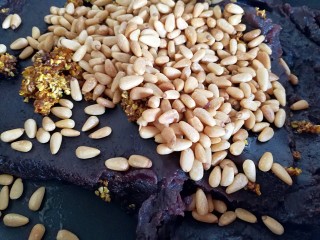 7、八宝饭,这时候开始炒豆沙馅（按自己的方法来做），豆沙馅快好的时候加入松子和自制的桂花蜜，翻炒均匀