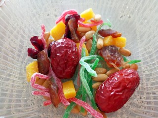 12、八宝饭,碗底放入蜜饯，红枣和松子