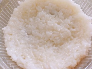 13、八宝饭,挖一勺糯米饭放上去，中间低，四周高