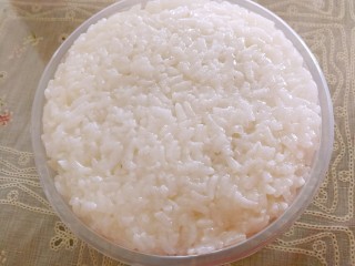 15、八宝饭,再挖一勺糯米饭，用勺子压紧，一个八宝饭就做好了