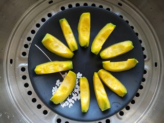 4、霜降节气美食―南瓜豆沙如意卷(附超级简单制作红豆沙方子),南瓜去皮切开,入蒸锅20分钟