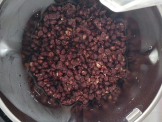 5、霜降节气美食―南瓜豆沙如意卷(附超级简单制作红豆沙方子),煮好的红豆放入破壁机