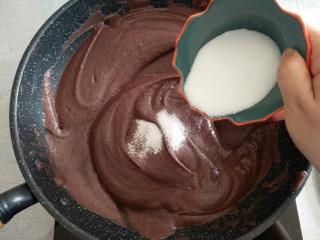 9、霜降节气美食―南瓜豆沙如意卷(附超级简单制作红豆沙方子),分几次加入细砂糖