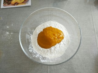 12、霜降节气美食―南瓜豆沙如意卷(附超级简单制作红豆沙方子),放入糯米粉中