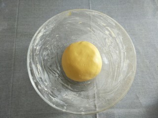 13、霜降节气美食―南瓜豆沙如意卷(附超级简单制作红豆沙方子),揉成面团
