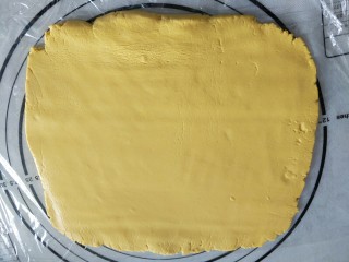 14、霜降节气美食―南瓜豆沙如意卷(附超级简单制作红豆沙方子),面团放在保鲜膜上擀成厚约0.8cm左右的方形面饼