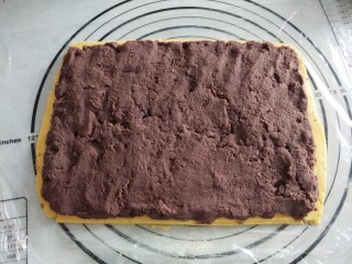 15、霜降节气美食―南瓜豆沙如意卷(附超级简单制作红豆沙方子),在面饼上铺满豆沙馅