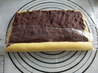 16、霜降节气美食―南瓜豆沙如意卷(附超级简单制作红豆沙方子),从一侧抬起保鲜膜向上卷