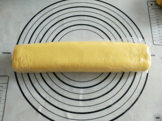 18、霜降节气美食―南瓜豆沙如意卷(附超级简单制作红豆沙方子),用保鲜膜包好
