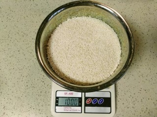 1、自酿米酒,取一干净的盆(一定要无油)，1000g糯米