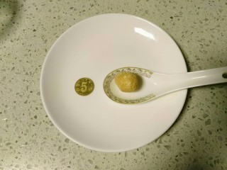 7、自酿米酒,米酒甜不甜？全在这小小酒曲，这样如五分硬币大小的酒曲，一个做一斤糯米，我的是两斤糯米用了两个。