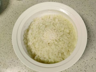 10、自酿米酒,降温到不太烫手就可以淋入400克纯净水。并翻拌至米粒湿润、温度接近体温。淋水的目的第一个是继续降温，第二个是使糯米米粒分明，但是千万不要搅成稀粥。并放入酒曲翻拌均匀。(余2克酒曲后续使用)